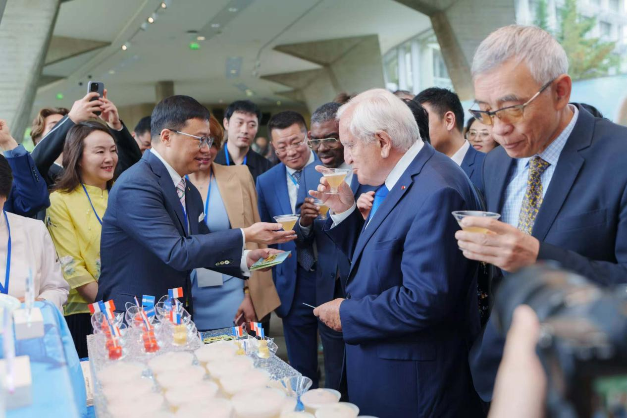 法國前總理拉法蘭現(xiàn)場品鑒“中國味道”。主辦方供圖