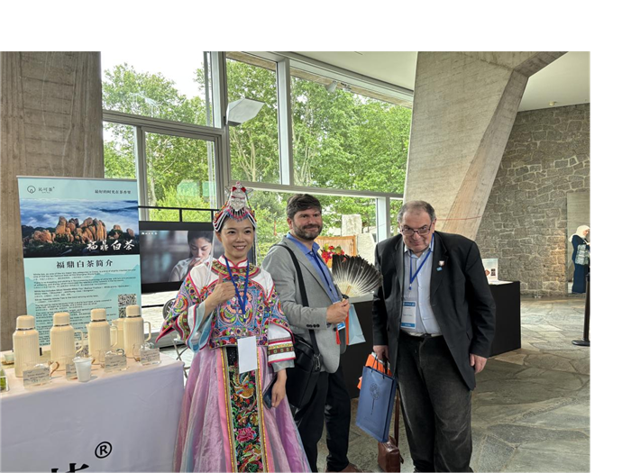 法國嘉賓與身著民族服飾的吳小欽合影。人民網(wǎng) 記者于超凡攝