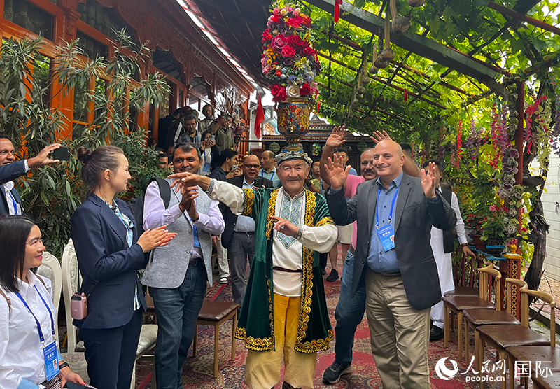 5月24日，外國媒體人在伊寧市喀贊其民俗旅游區(qū)參觀體驗。 人民網(wǎng)記者 翟轉(zhuǎn)麗攝