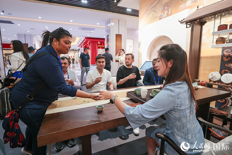 5月25日，外國媒體人在霍爾果斯國際邊境合作中心中國文化館參觀。人民網(wǎng)記者 張武軍攝