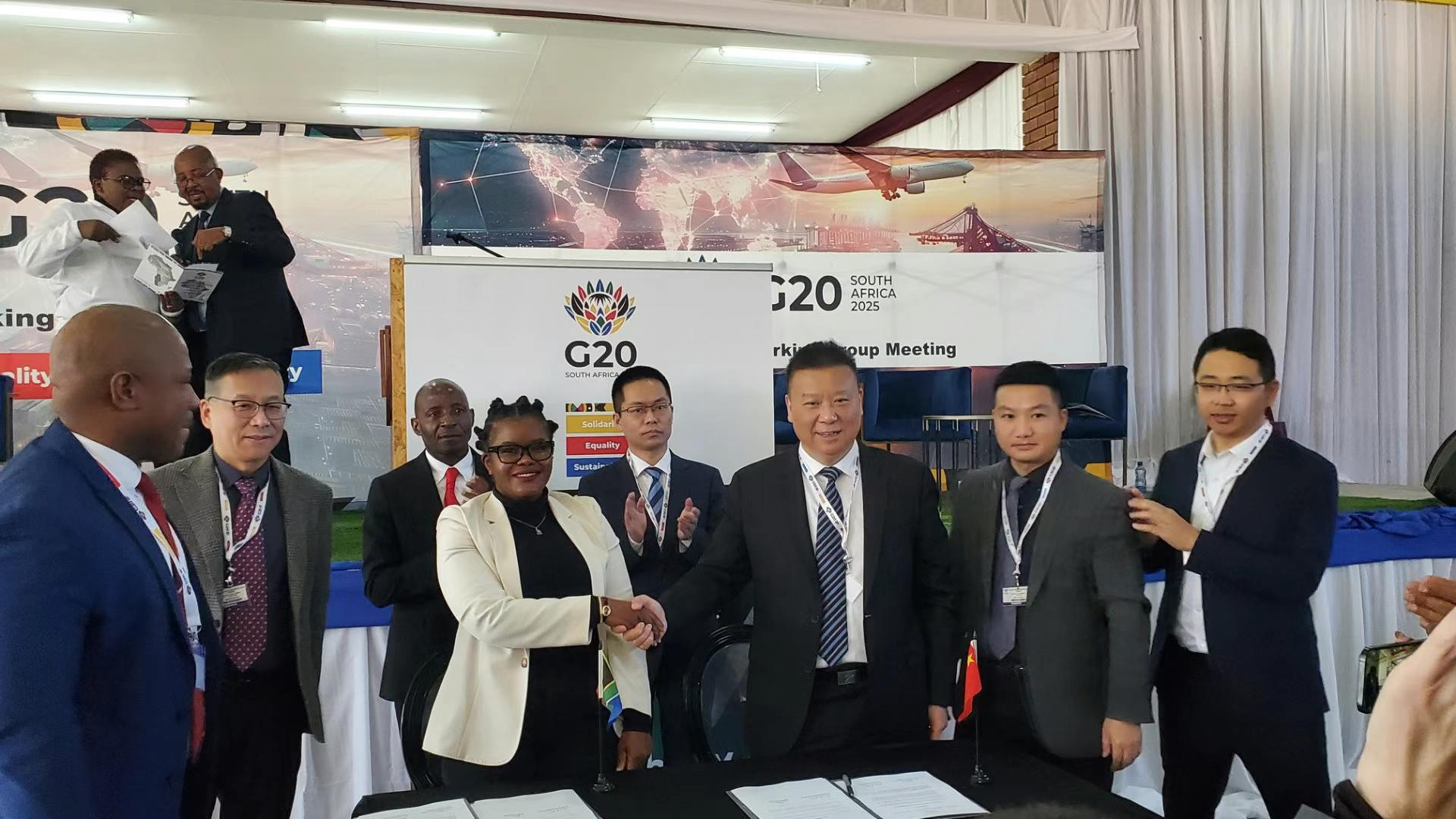 中南嘉賓出席捐贈(zèng)儀式 南非中國文化和國際教育交流中心 供圖