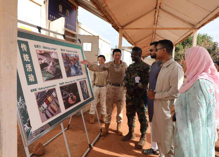 圖為向外軍友人介紹端午節(jié)的風(fēng)俗文化。張曉昆攝