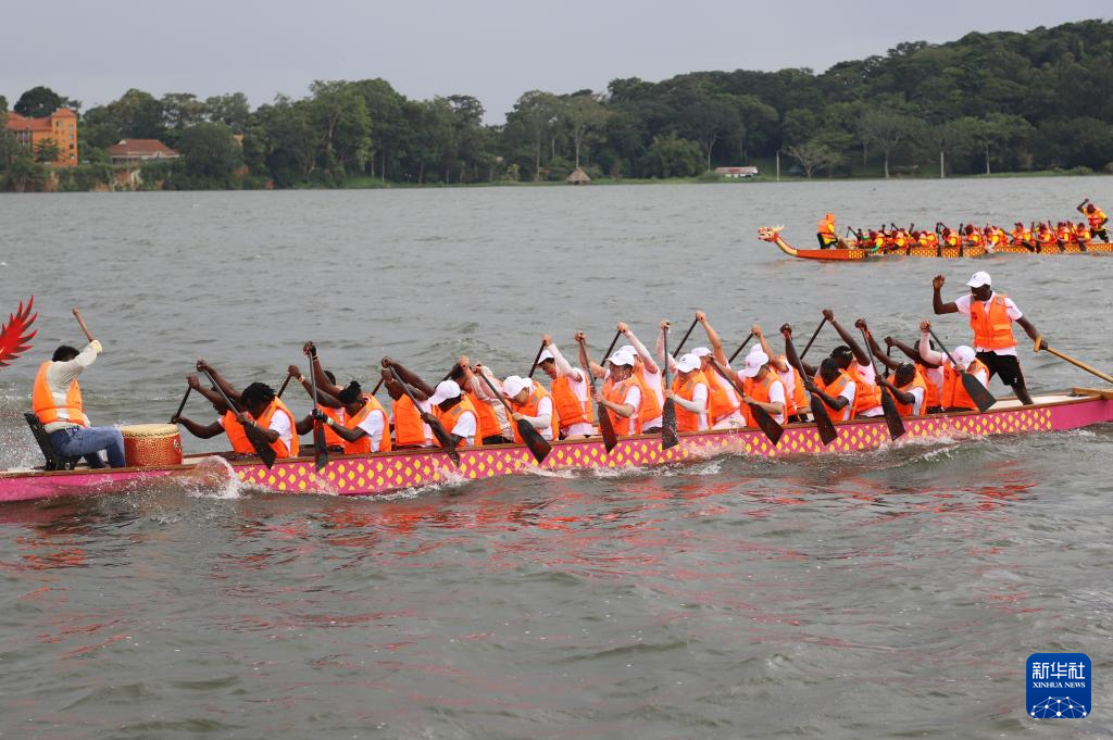 6月1日，選手們在烏干達中部瓦基索區(qū)的維多利亞湖上參加端午龍舟賽。新華社發(fā)（尼古拉斯·卡喬巴攝）