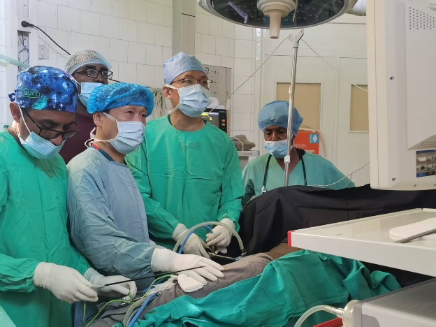中厄醫(yī)生共同進行手術(shù)。第十七批中國援厄立特里亞醫(yī)療隊供圖