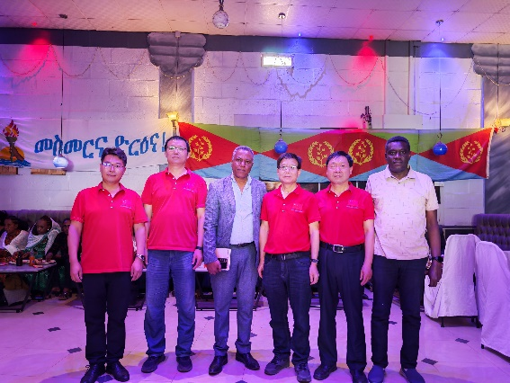 哈利貝特醫(yī)院舉行成功完成100例腹腔鏡手術(shù)的慶祝儀式。第十七批中國援厄立特里亞醫(yī)療隊供圖