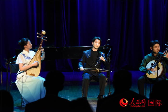 演奏《金蛇狂舞》。人民網(wǎng)記者 殷淼攝