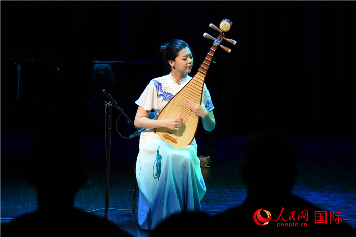 琵琶獨奏《龍船》。人民網(wǎng)記者 殷淼攝