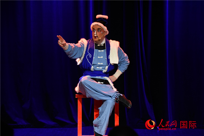 瑞典京劇演員天木表演的《擋馬》選段。人民網(wǎng)記者 殷淼攝