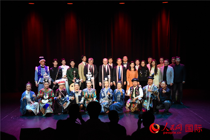 主要嘉賓與全體演職人員合影。人民網(wǎng)記者 殷淼攝