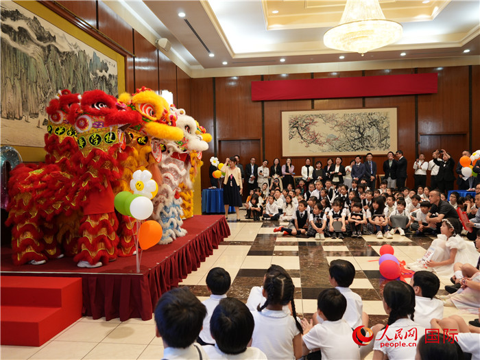 中日小朋友共慶“六一”。人民網(wǎng) 許可攝