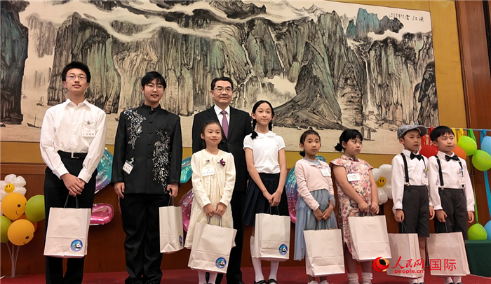 吳江浩大使向第十一屆“大使杯”中文朗誦比賽獲獎(jiǎng)選手贈(zèng)送節(jié)日禮物。人民網(wǎng) 許可攝