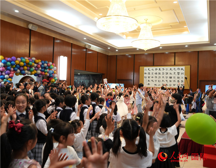 活動(dòng)現(xiàn)場(chǎng)，中日小朋友齊聲高唱，氣氛熱烈。人民網(wǎng) 許可攝