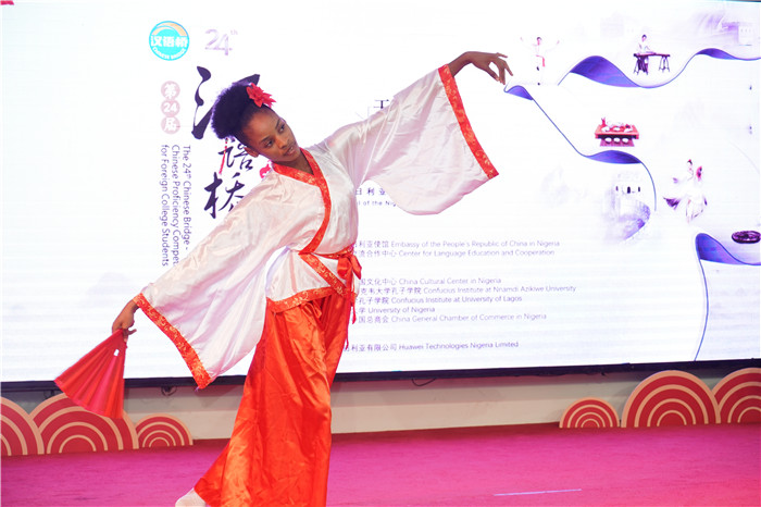 參賽學(xué)生進(jìn)行才藝表演。尼日利亞中國(guó)文化中心供圖