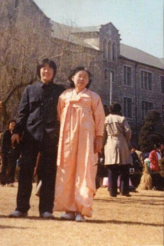 1982年，李在明身著校服，與母親一起參加大學(xué)開學(xué)典禮。圖片來源：李在明競選團隊