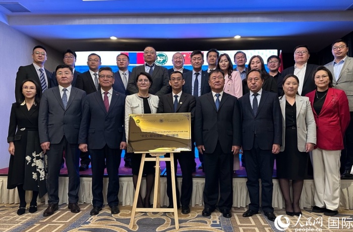 各位嘉賓在揭牌儀式后合影。人民網(wǎng)記者 張朋輝攝