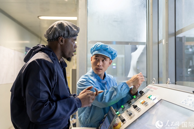 中南兩國工程師在噴涂車間。希拉茲·莫林 攝