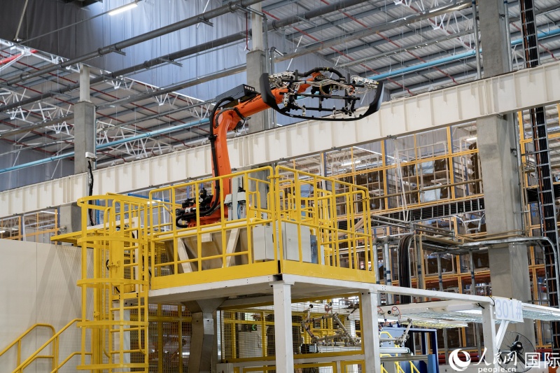 機械臂成為汽車配件生產(chǎn)“主力”。希拉茲·莫林 攝