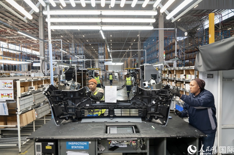 南非員工細(xì)致檢查剛下線的汽車(chē)外飾。希拉茲·莫林 攝