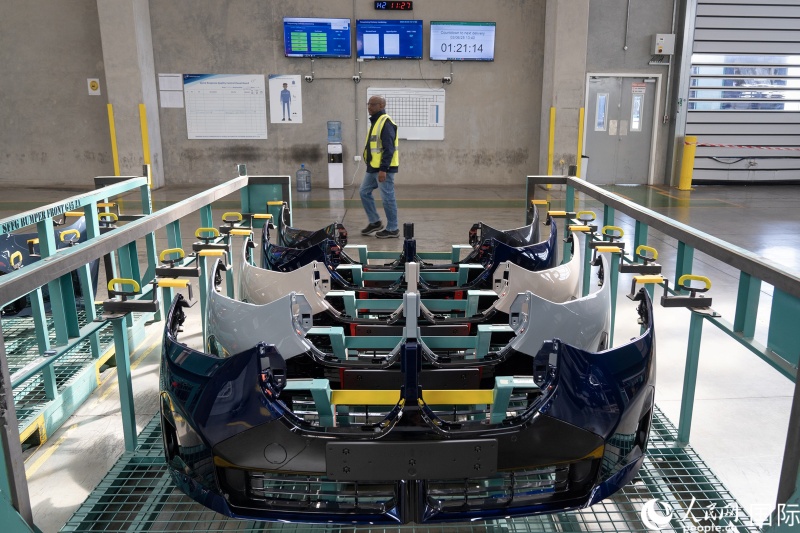 一組剛出產(chǎn)的汽車保險(xiǎn)杠。希拉茲·莫林 攝