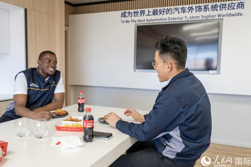 午休的輕松時刻。希拉茲·莫林 攝