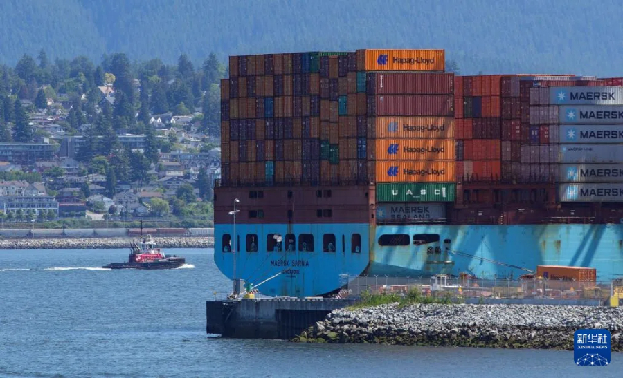 這是6月5日在加拿大溫哥華港口集裝箱碼頭拍攝的集裝箱船。新華社發(fā)（梁森攝）