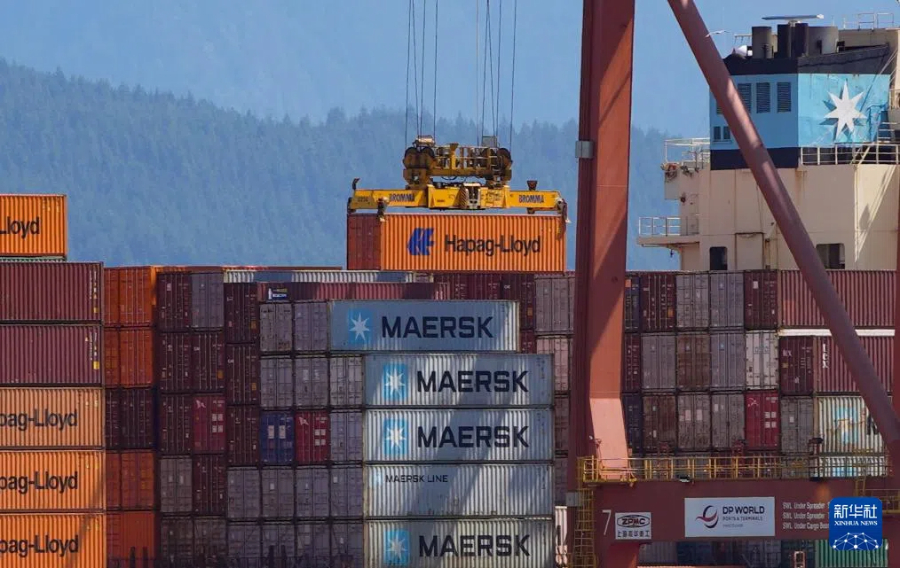 6月5日，一臺起重機在加拿大溫哥華港口集裝箱碼頭吊運貨柜。新華社發(fā)（梁森攝）