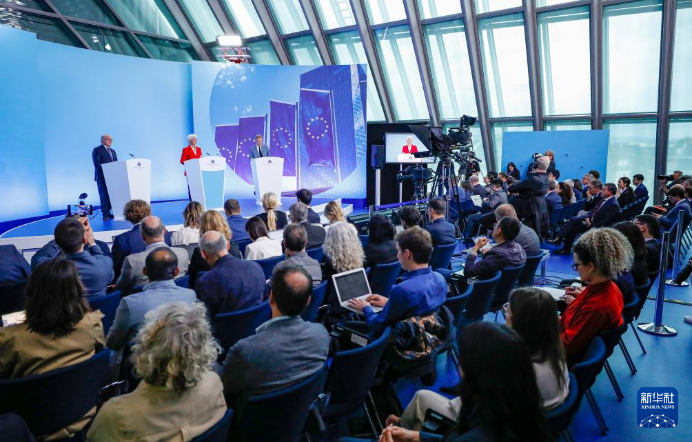 這是6月5日在德國法蘭克福歐洲央行總部拍攝的新聞發(fā)布會現(xiàn)場。新華社記者 張帆 攝