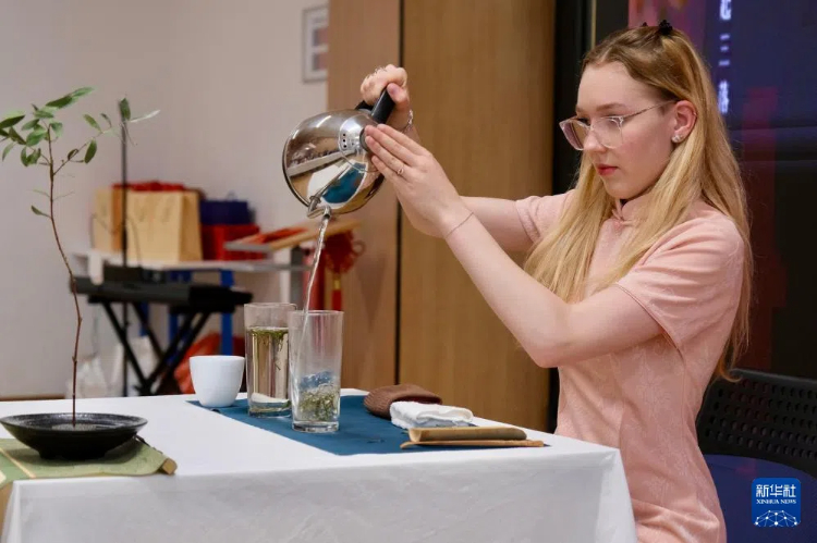 6月5日，在捷克布拉格，選手在第十八屆“漢語橋”世界中學生中文比賽捷克賽區(qū)決賽上展示才藝。新華社記者 鄧耀敏 攝