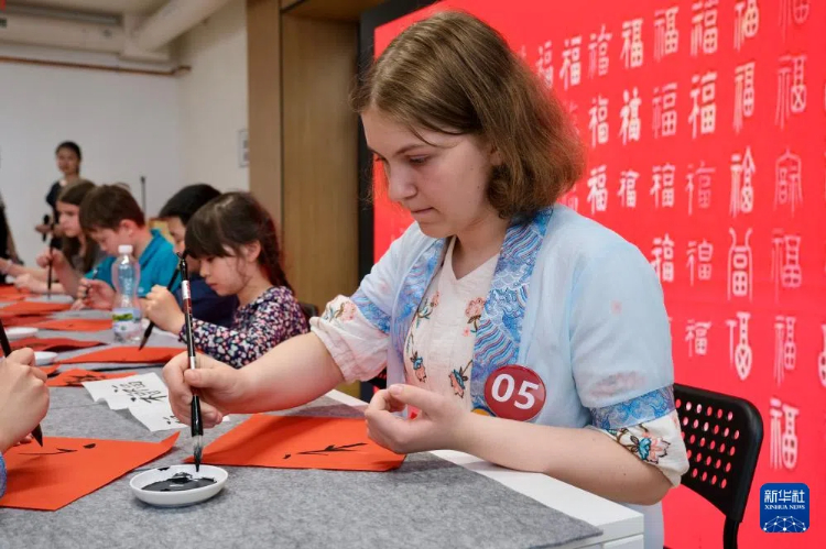 6月5日，在捷克布拉格，選手在第五屆“漢語橋”世界小學生中文秀捷克賽區(qū)決賽上展示才藝。新華社記者 鄧耀敏 攝