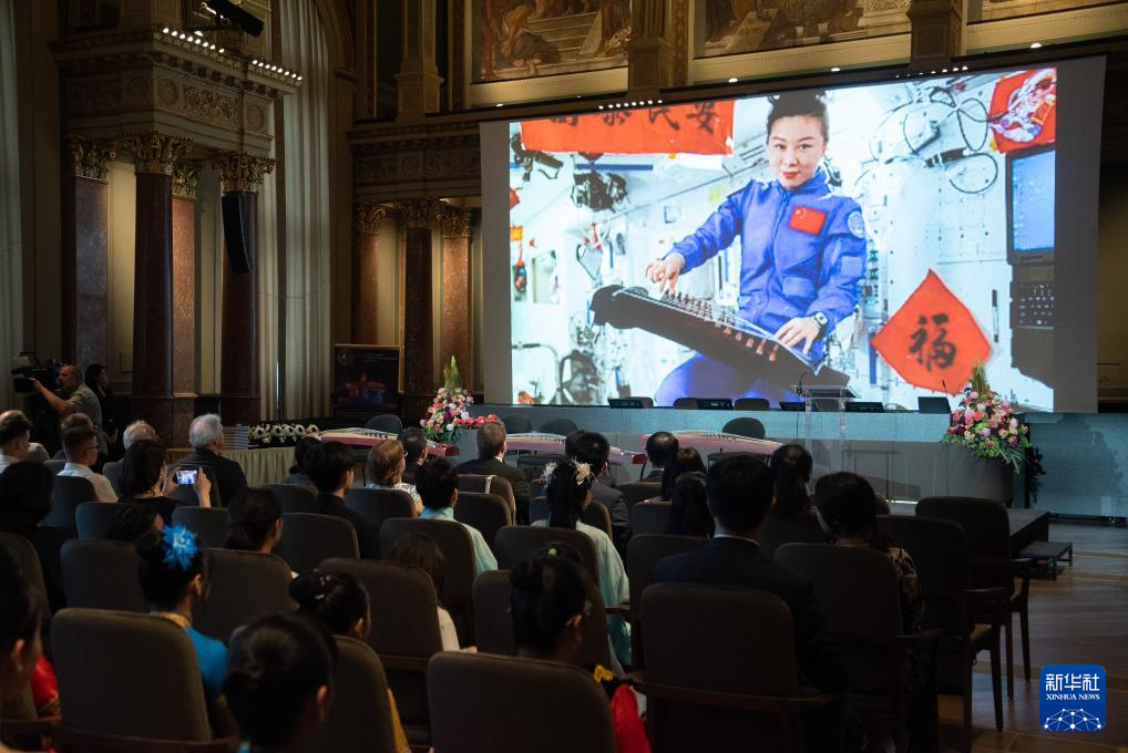 6月6日，人們?cè)谛傺览歼_(dá)佩斯的匈牙利科學(xué)院參加“天宮課堂”。新華社發(fā)（西蓋蒂·陶馬什攝）