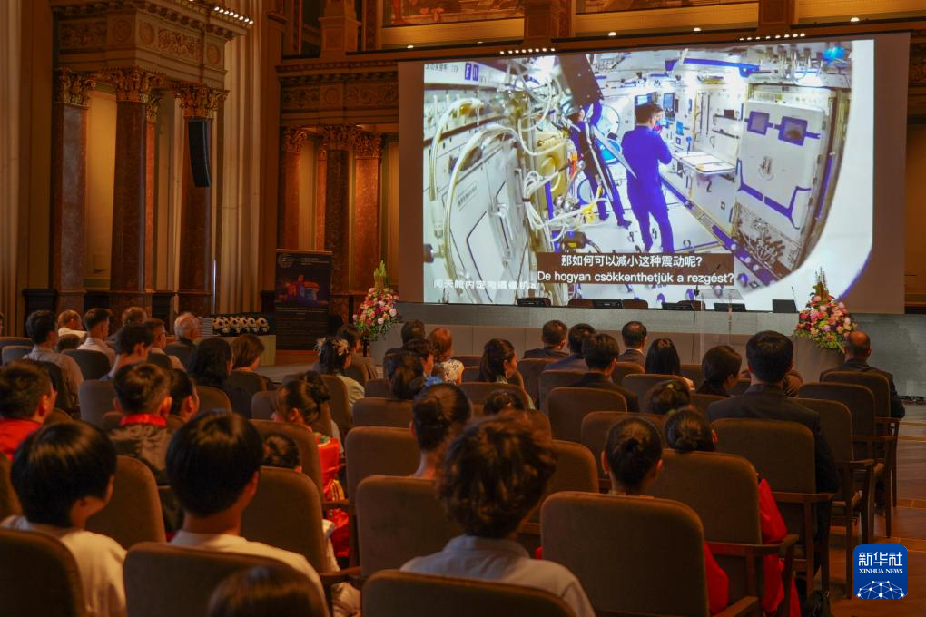 6月6日，人們?cè)谛傺览歼_(dá)佩斯的匈牙利科學(xué)院參加“天宮課堂”。新華社記者 陳浩 攝