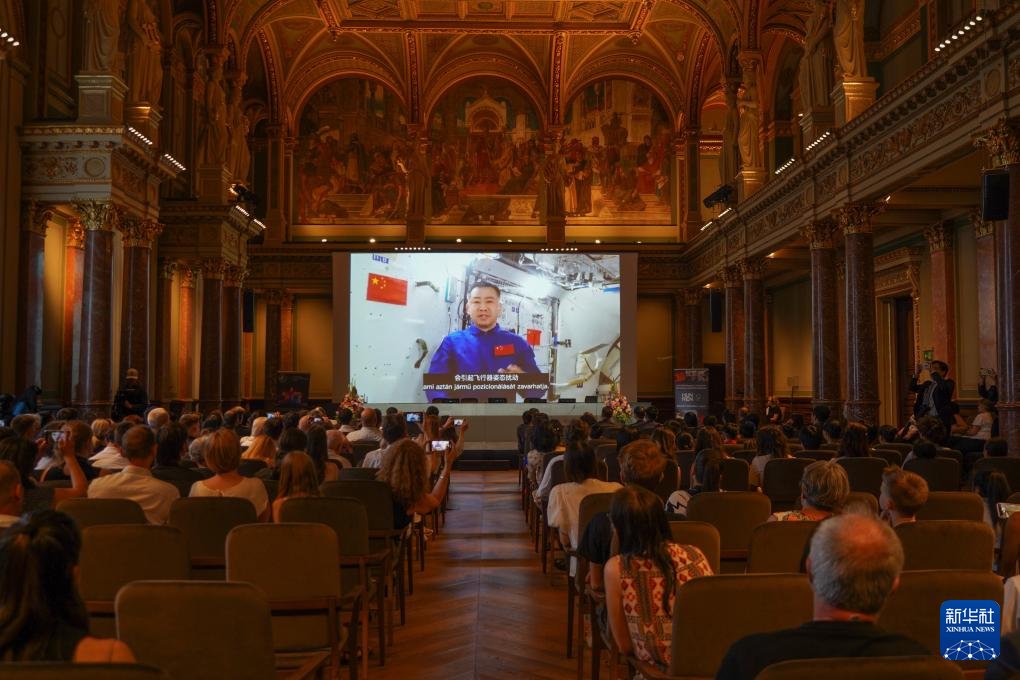 6月6日，人們在匈牙利布達(dá)佩斯的匈牙利科學(xué)院參加“天宮課堂”。新華社記者 陳浩 攝