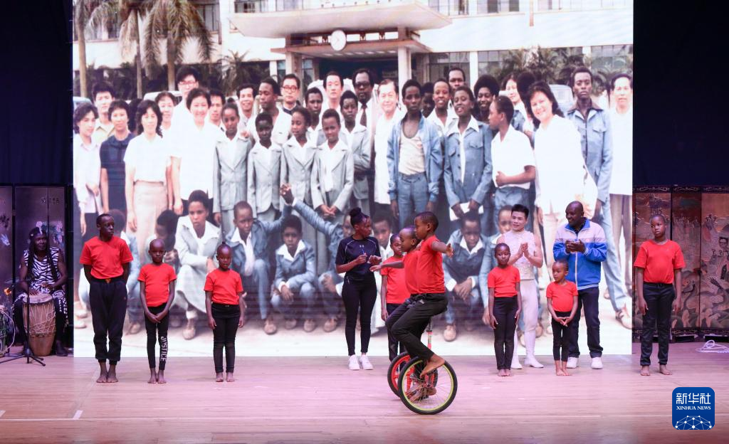 6月6日，在肯尼亞首都內(nèi)羅畢，演員在2025年中肯文化和旅游季開(kāi)幕式暨中肯雜技交流40周年專場(chǎng)演出上表演雜技。新華社記者 楊光 攝