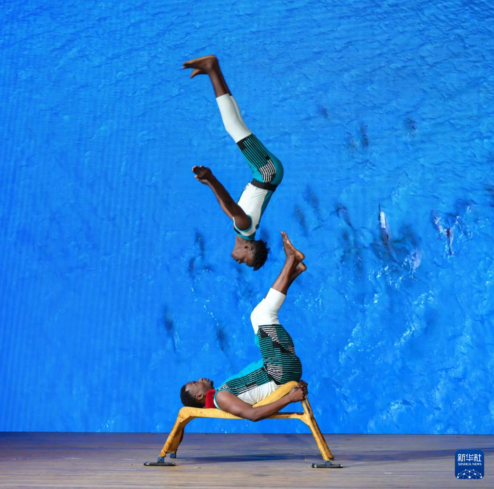 6月6日，在肯尼亞首都內(nèi)羅畢，演員在2025年中肯文化和旅游季開幕式暨中肯雜技交流40周年專場演出上表演雜技。新華社記者 楊光 攝