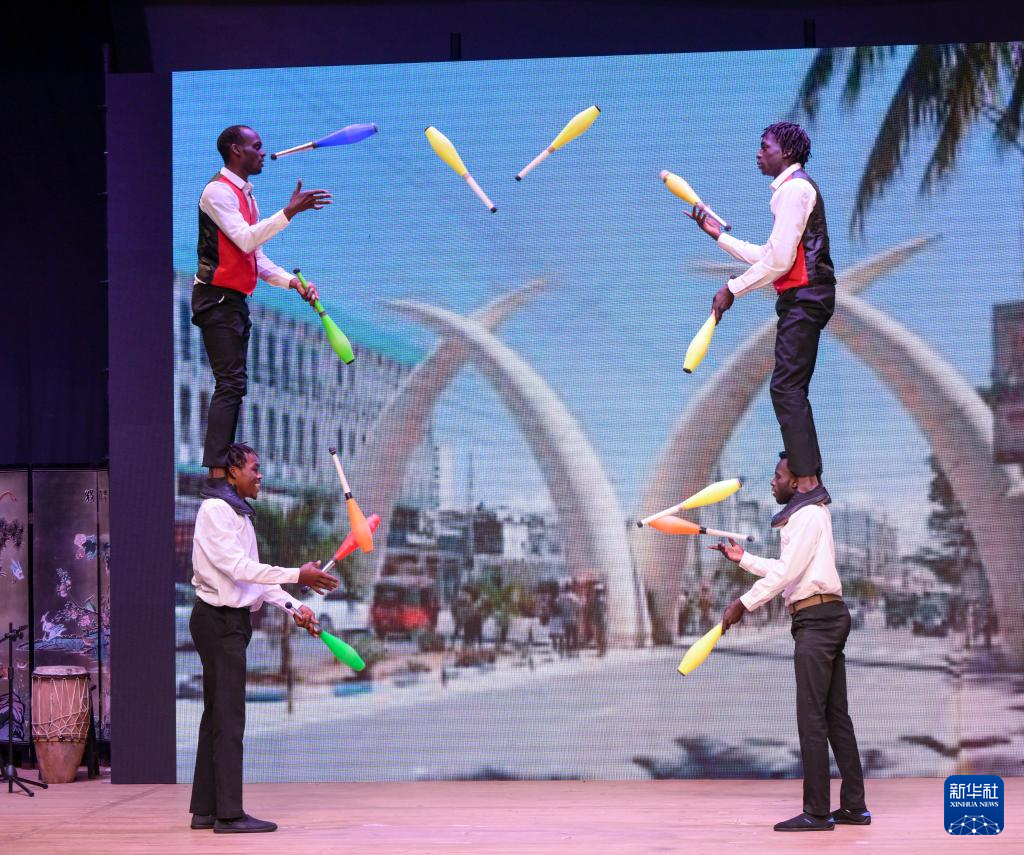 6月6日，在肯尼亞首都內(nèi)羅畢，演員在2025年中肯文化和旅游季開幕式暨中肯雜技交流40周年專場(chǎng)演出上表演雜技。新華社記者 楊光 攝