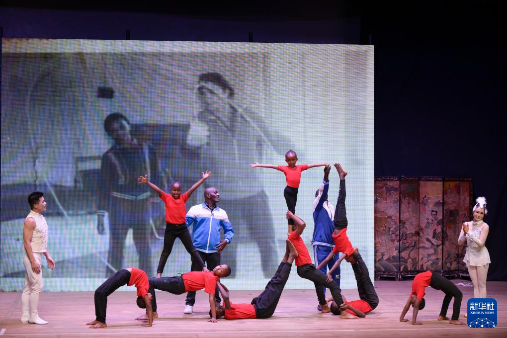 6月6日，在肯尼亞首都內(nèi)羅畢，演員在2025年中肯文化和旅游季開幕式暨中肯雜技交流40周年專場演出上表演雜技。新華社記者 楊光 攝
