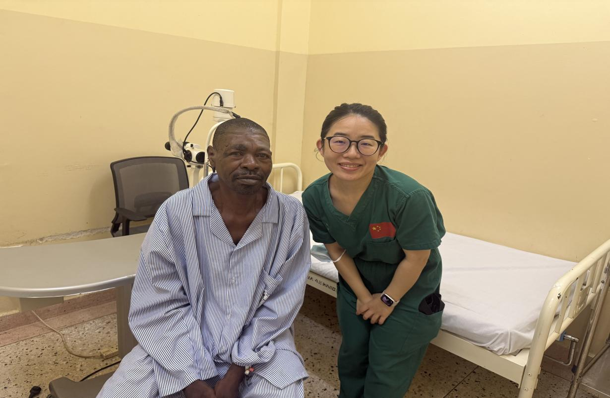 患者術(shù)后與醫(yī)生合影。中國(guó)援桑醫(yī)療隊(duì)供圖