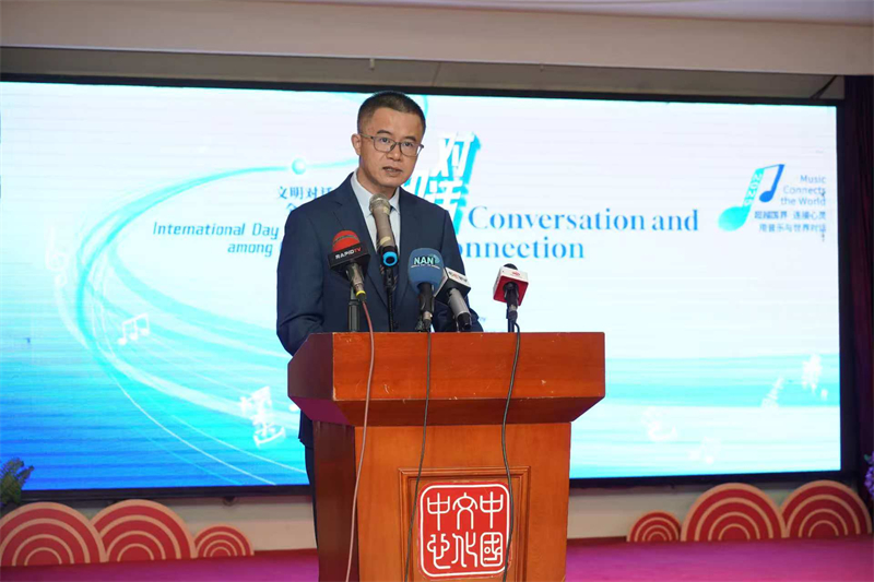 中國(guó)駐尼日利亞使館臨時(shí)代辦張儀致辭。尼日利亞中國(guó)文化中心供圖