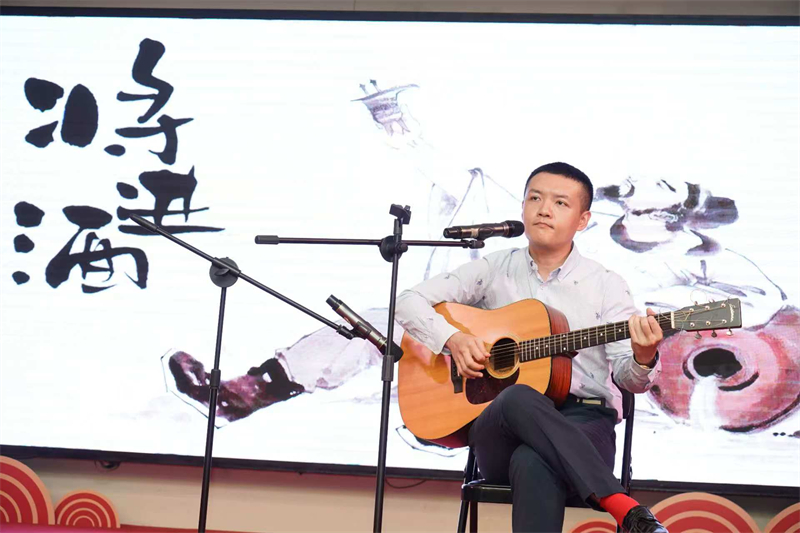 吉他彈唱《將進(jìn)酒》 尼日利亞中國(guó)文化中心供圖
