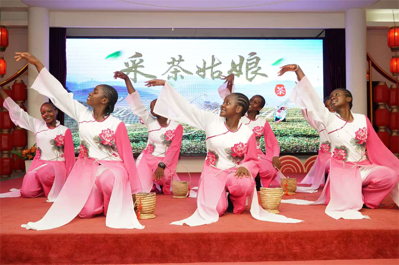尼日利亞學(xué)生表演舞蹈《采茶姑娘》 尼日利亞中國(guó)文化中心供圖
