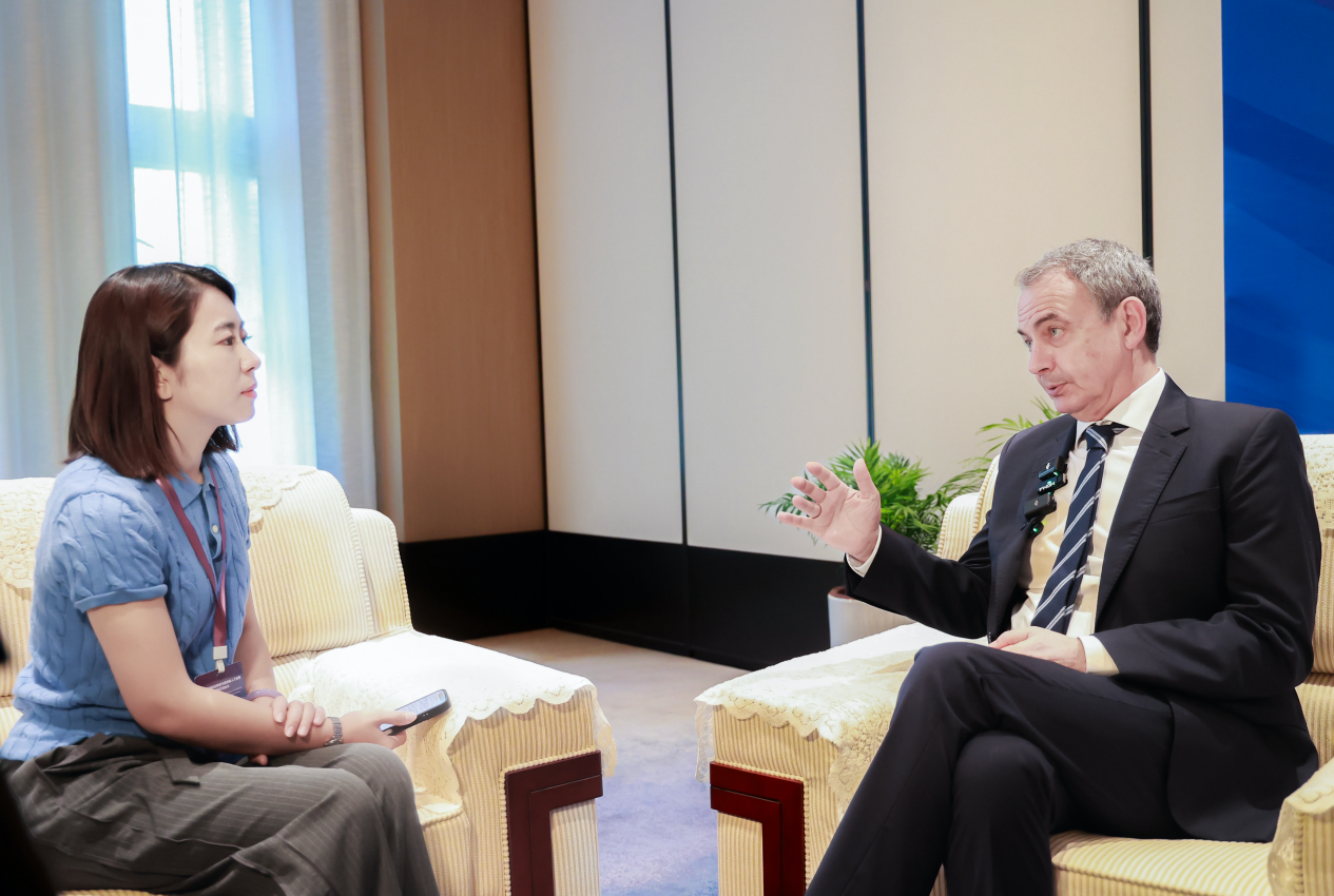 西班牙前首相薩帕特羅接受人民網(wǎng)專訪。主辦方供圖
