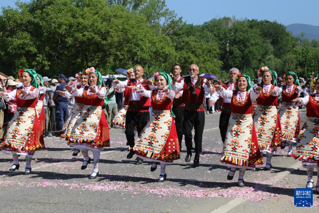 6月8日，在保加利亞卡贊勒克，人們身著傳統(tǒng)服飾參加玫瑰節(jié)游行活動。新華社記者 林浩 攝