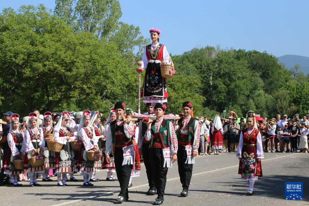 6月8日，在保加利亞卡贊勒克，人們身著傳統(tǒng)服飾參加玫瑰節(jié)游行活動(dòng)。新華社記者 林浩 攝