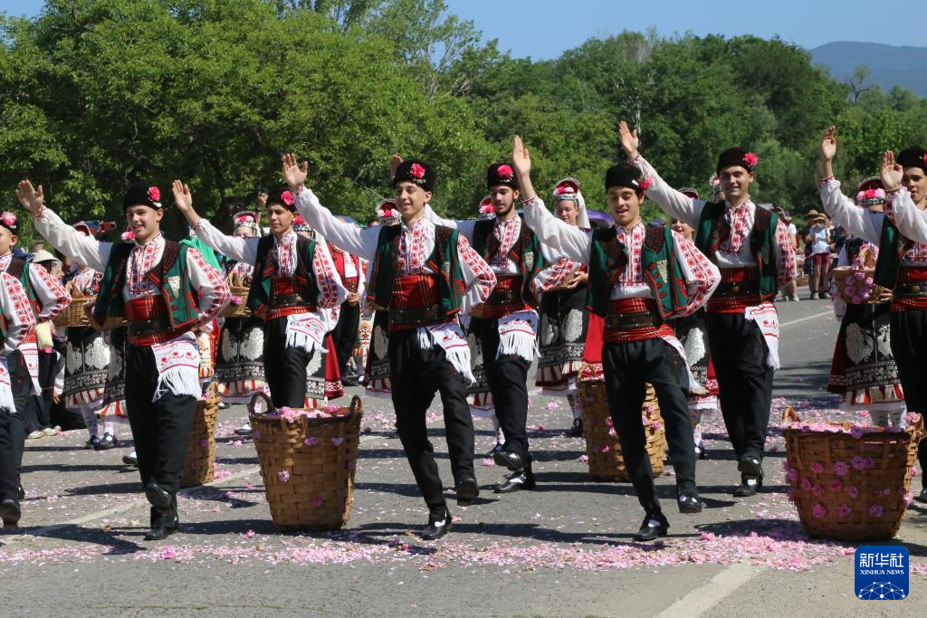 6月8日，在保加利亞卡贊勒克，人們身著傳統(tǒng)服飾參加玫瑰節(jié)游行活動。新華社記者 林浩 攝
