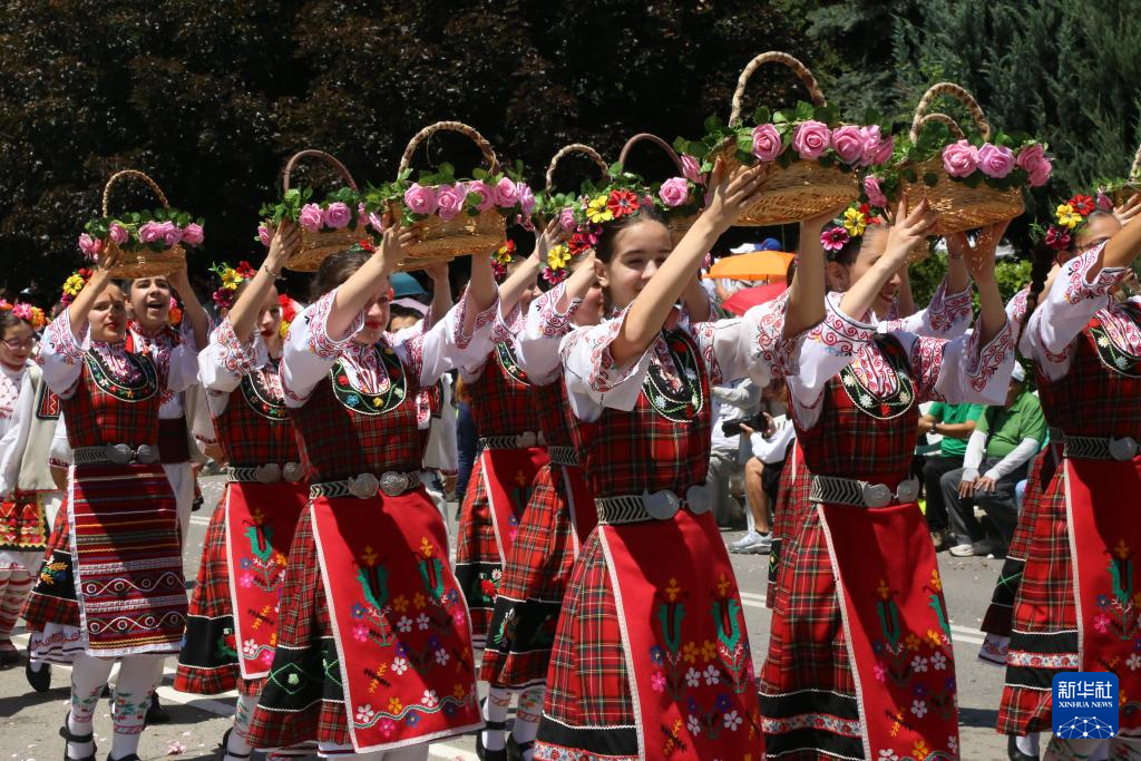6月8日，在保加利亞卡贊勒克，人們身著傳統(tǒng)服飾參加玫瑰節(jié)游行活動(dòng)。新華社記者 林浩 攝