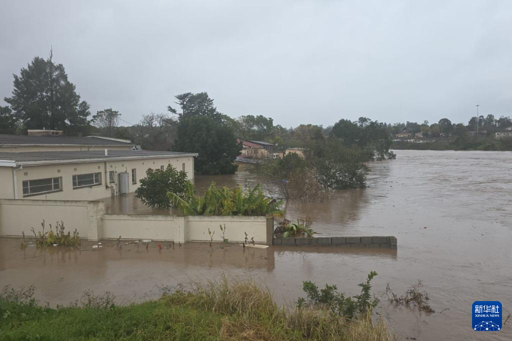 這是6月11日在南非東開普省拍攝的洪水過后受損的房屋。新華社發(fā)（南非東開普省政府供圖）