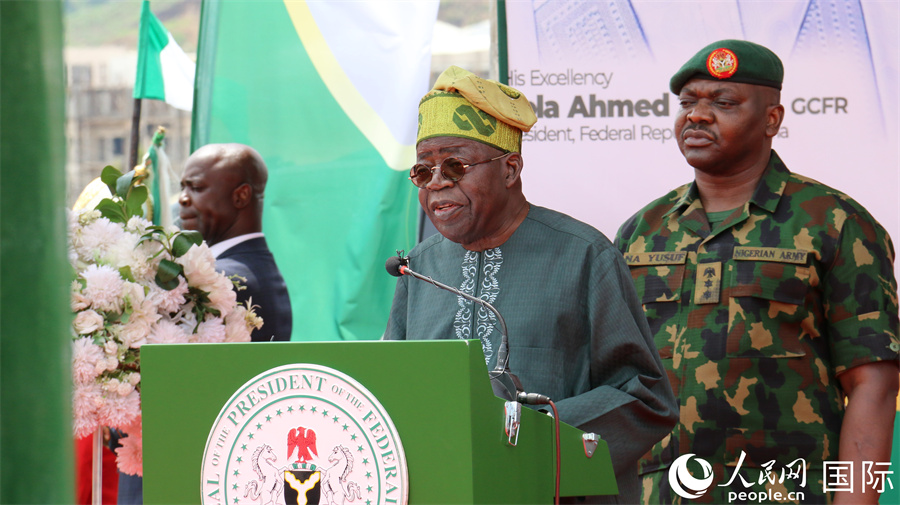 尼日利亞總統(tǒng)提努布（右二）致辭。人民網(wǎng)記者 姜宣攝