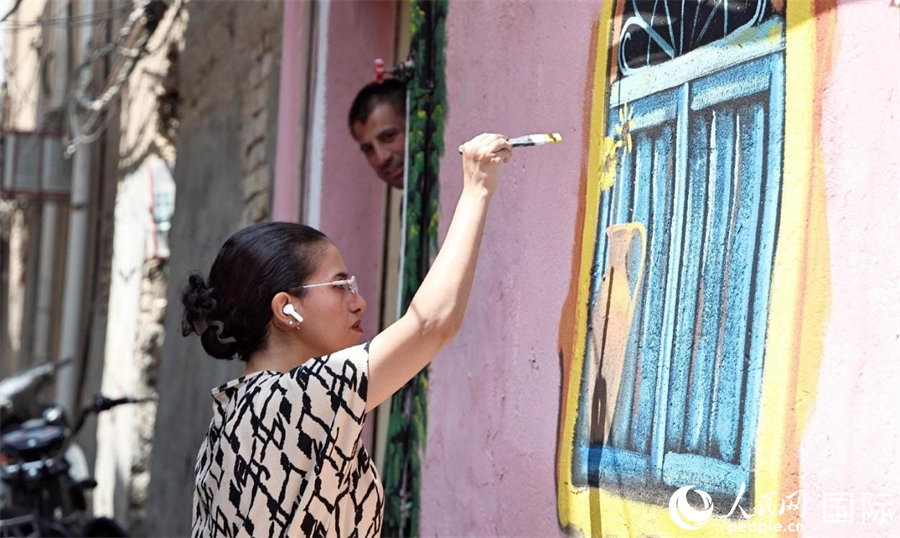 一名藝術(shù)家正在創(chuàng)作壁畫。人民網(wǎng) 伊納斯·易卜拉欣攝