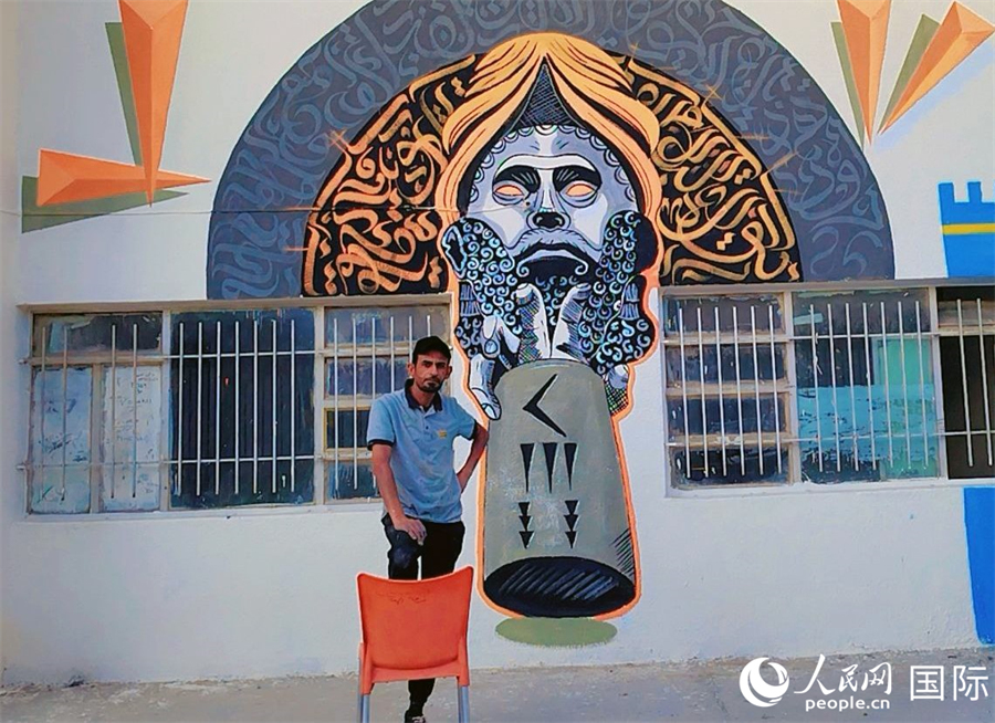 阿里·哈利法和他的壁畫。人民網(wǎng) 伊納斯·易卜拉欣攝