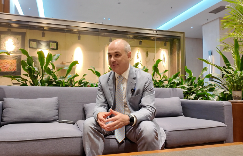 6月11日，阿根廷駐華大使馬致遠(yuǎn)在遼寧省盤錦市接受新華網(wǎng)記者專訪。新華網(wǎng)記者 祁文麗 攝